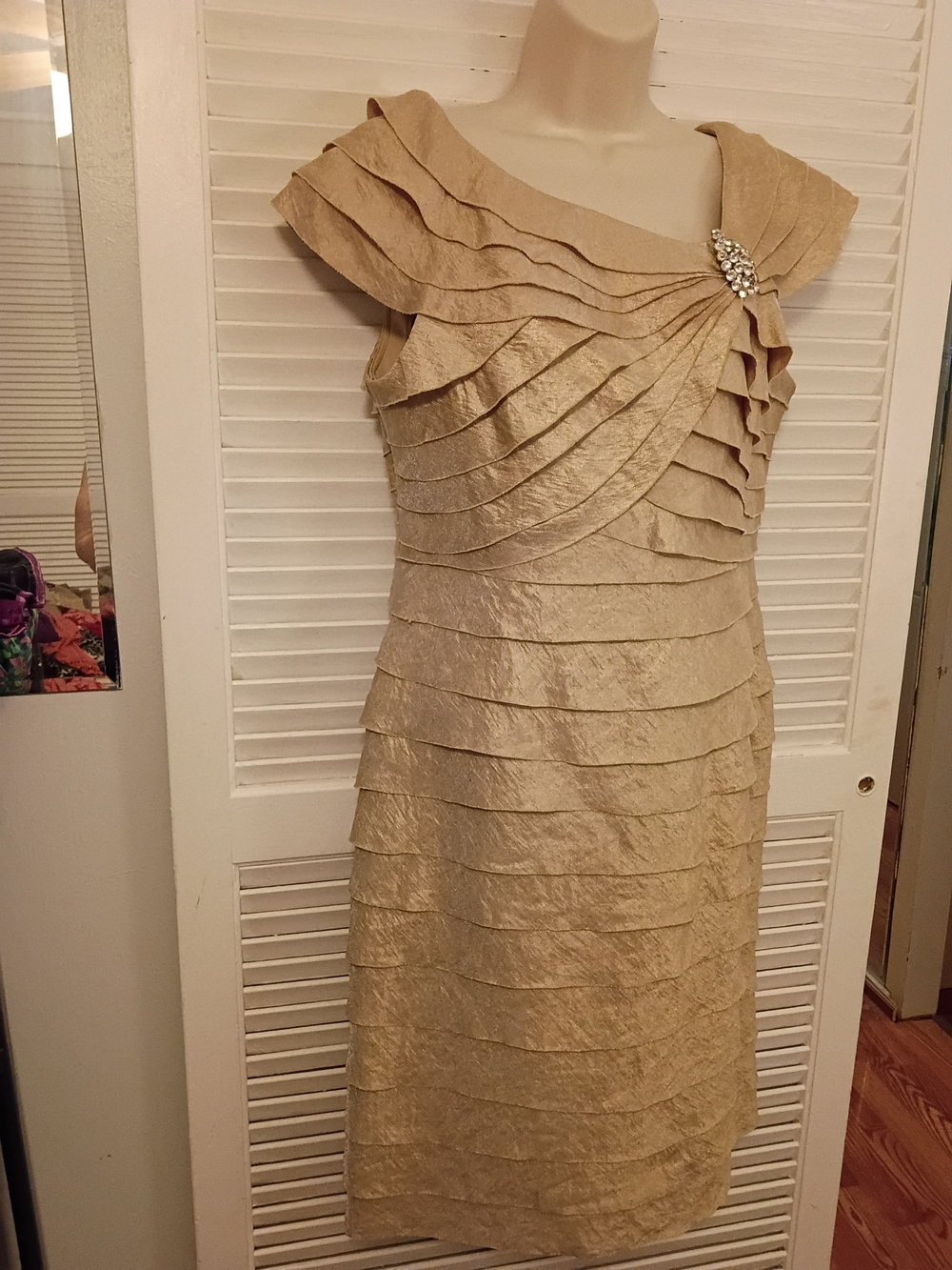 London Times Gold Tiered Sheath Dress with Brooch Detail - Picture 5 of 9